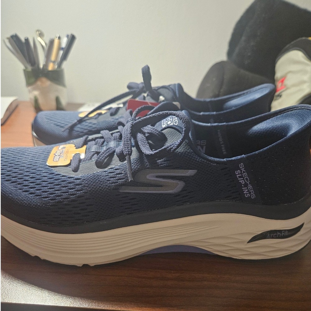 Skechers GoRun Max Cushioning Arch Fit Womens 9 Navy Blue Wide Fit Slip-Ins - Picture 4 of 7